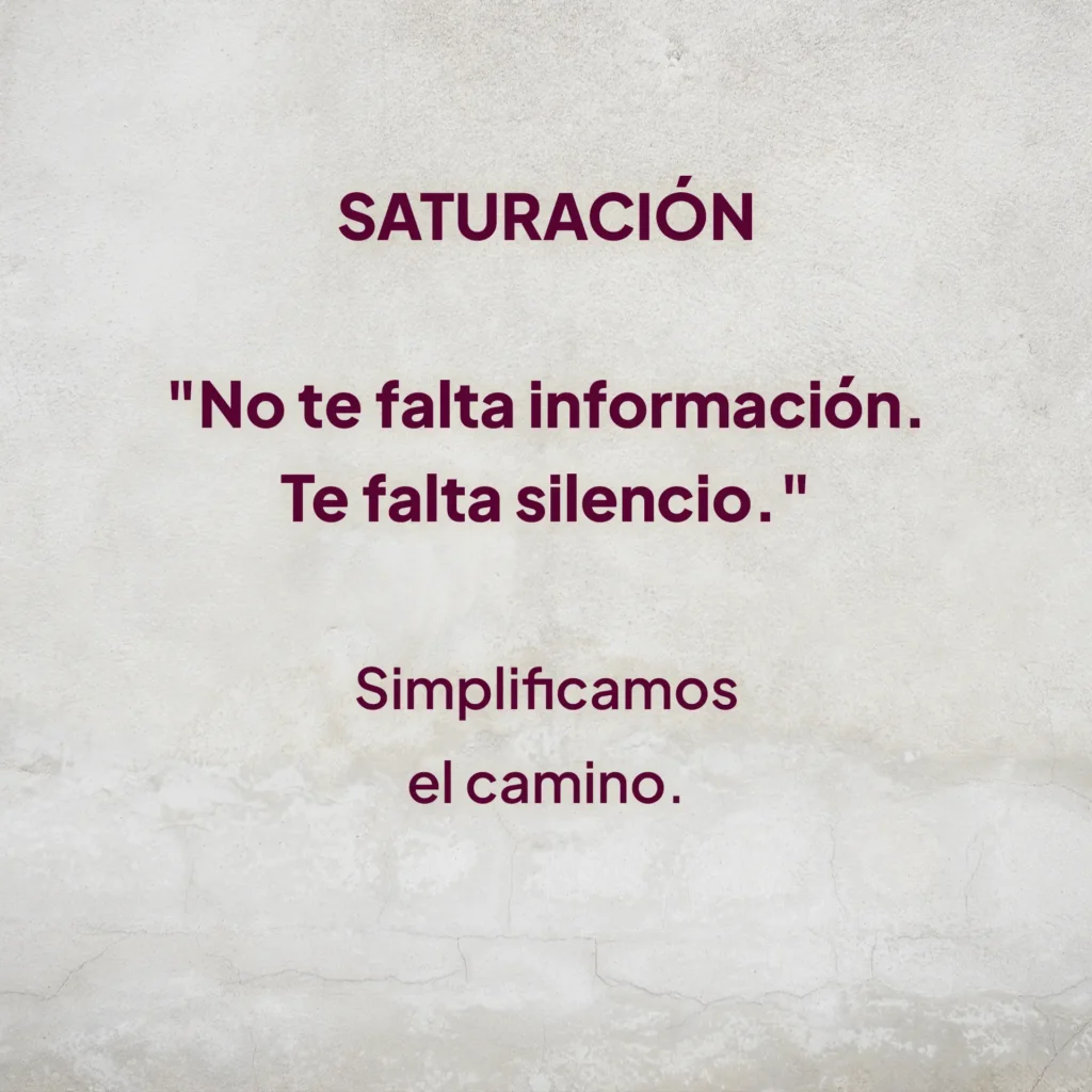 Fondo neutro con cita sobre silencio y simplificación del camino, diseño MUUNNA.